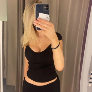 Topp - Säljer denna topp då den inte kommer till användning, passar S och XS, bra skick 💕