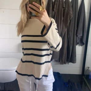 Stickad tröja  - Säljer denna tröjan från Vero Moda, endast använd en gång, bra skick 💕