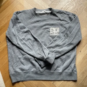 Tröja - Tjocktröja från brandy. Den är i onesize men skulle säga att den passar L. Skriv för fler bilder! Nypris 418kr