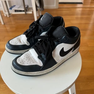 Air Jordan 1 low Dark Teal storlek 43 - Storlek 43, väl använda. Äkta! Nypris ca 4 399kr🥳