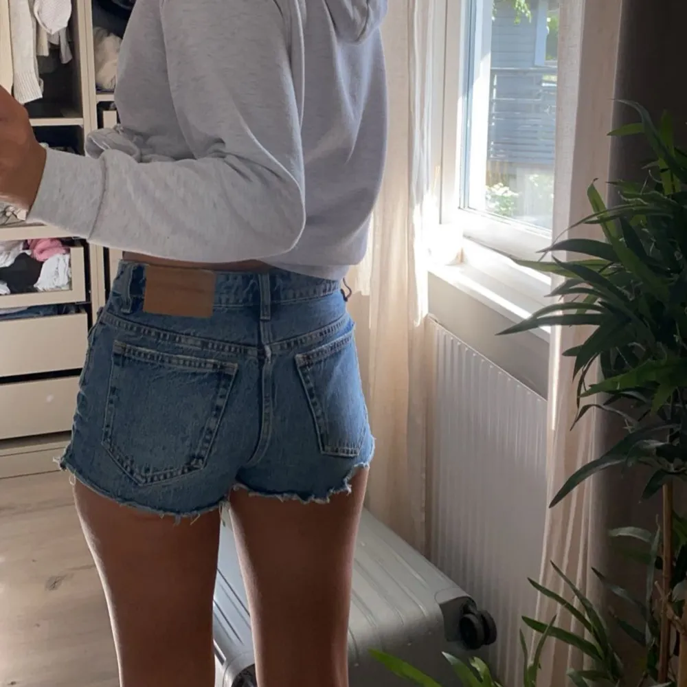 Jeansshorts ifrån zara i strl 34🩷. Shorts.