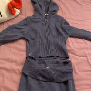 Stickat set från Gina tricot marinblå💙orginal pris 650kr( nytt pris 500kr för båda tillsammans) - Funkar för storlek XS och XXS  Gillade inte färgen på mig. Har använt 2 gånger.  I perfekt skick.
