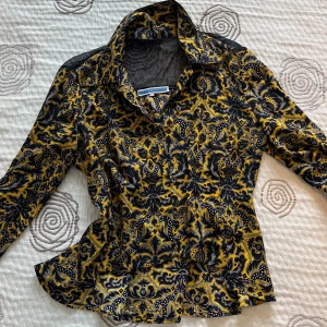 ELEY KISHIMOTO - Mönstrad Blus - Made in Italy - 100% Silke  - Fin exklusiv blus från Kishimoto - Made in Italy