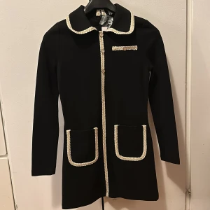 Klänning - Söt klänning från Cider. Oanvänd med etiketter kvar. Storlek XS.