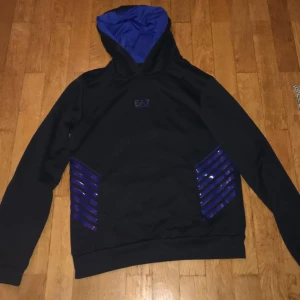 Ea7 Tröja - Svart/mörkblå  Storlek S. 300 kr