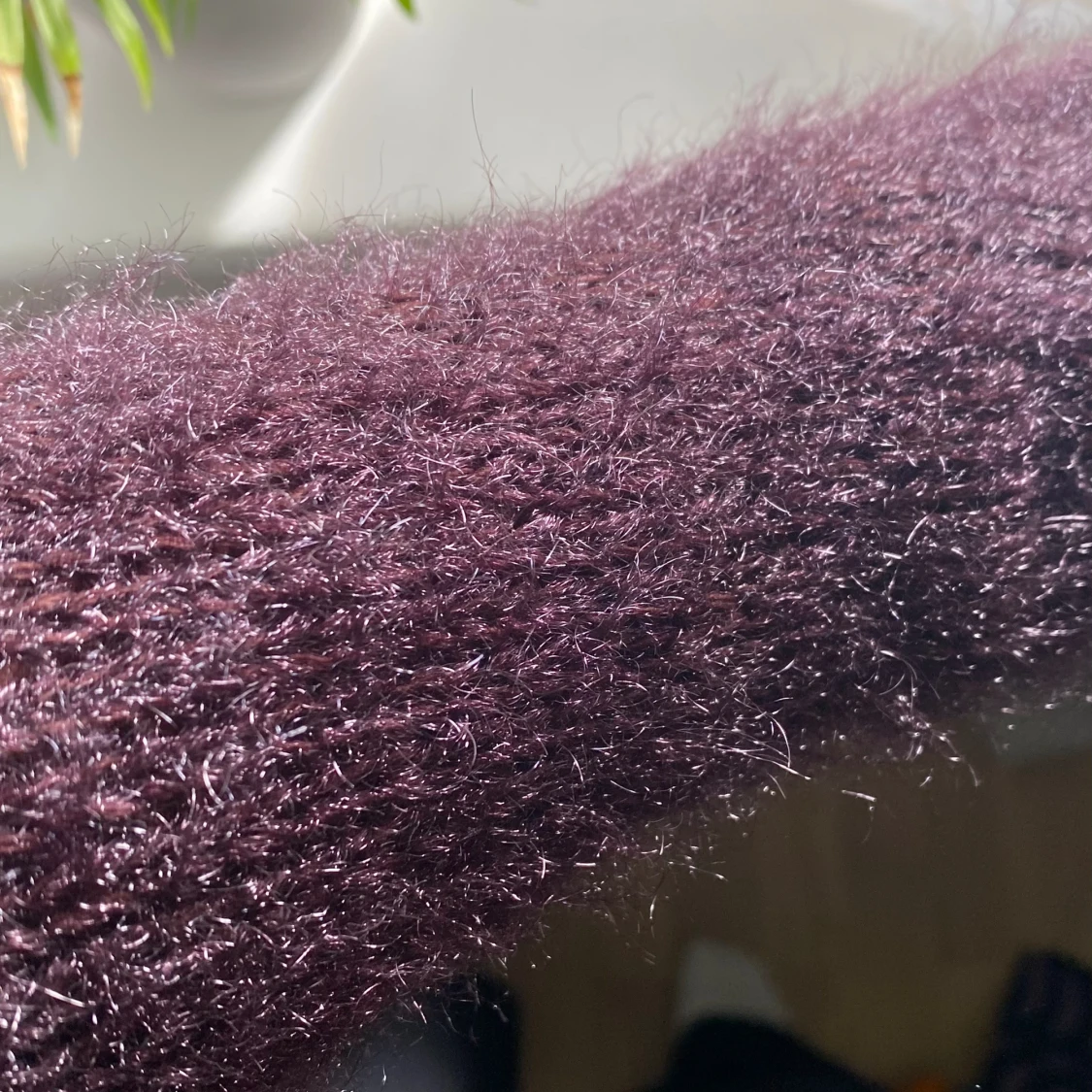 Mörkröd glittrig stickad tröja - 92