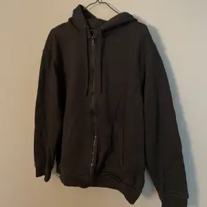 Svart zip-up hoodie från h&m. Använd några få gånger men jätte bra skick