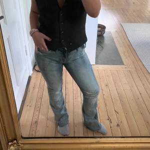 Säljer dessa skit snygga true religion jeans i bootcut med slitningar, köpta i new york förra året men knappt använda något!💕😍🥰 passar mig som är 160