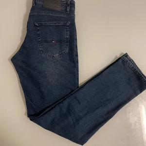 Tommy hilfiger jeans - Jätte bra skick då den e knappast använd. Mörkblå elle så kallad nyvie blue. Ny pris 999kr Hör av er för fler frågor.