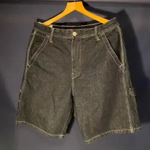 Mörkblåa shorts i grovt material och vita sömmar. Använda tre gånger, mycket bra skick! Perfekt till sommaren! ☀️ Dma för frågor eller fler bilder! 