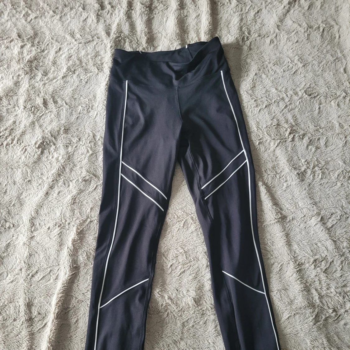 Strongertights med vita linjer