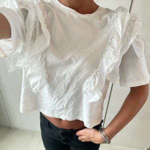 Tshirt med volang!! - Så söt volang tshirt från Gina i storlek L!