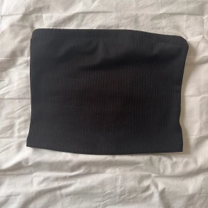 Svart tube top - Svart tube top från hm i storlek xs, bra skick 💕
