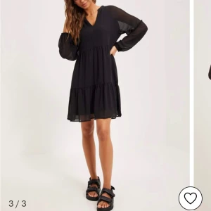 Klänning  - Svart klänning från Nelly, storlek S. Aldrig använd, prislapp kvar. Säljer för 400kr 
