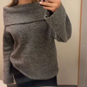 Offshoulder tröja - Jättefin stickad offshoulder tröja från H&M⭐️ storlek M. Använd några få gånger och är i jättefint skick. Nypris 300 kr ⭐️