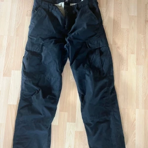 Carhartt Cargopants 30x30 - Sjukt nice Carharrt byxor i bra kvalitet och skick. Storlek 30x30. Passar mig bra som 183 65kg, men sitter riktigt bra på någon lite kortare också!