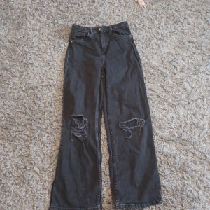 Svarta jeans - Fina svarta jeans i bra skick🤗 säljer pga att det inte är min stil😘
