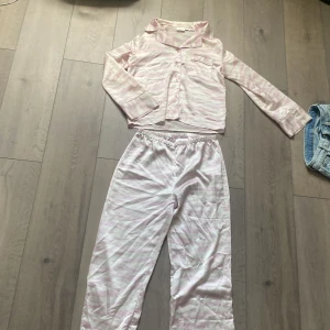 silkes pyjamas - silkes pyjamas i byxor och tröja! rosa zebra mönster. Fint skick och i storlek 158/164 /XXS?