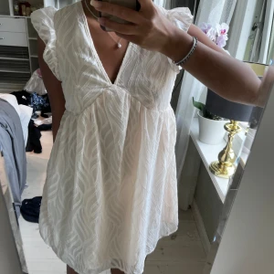 Oanvänd klänning med prislapp - Oanvänd klänning med prislapp från Shein🩷