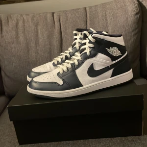 Jordan 1 navy blue mid - Skon har ett väldigt bra skick då den endast har använts ett par gånger. Säljs inte längre på Nikes officiella hemsida! Boxen medföljer. Storlek 45 (fits 44, 43,5). Skick: 9/10. Pris kan diskuteras. Även redo för bytelser.