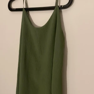 Sommar klänning🥰 - Säljer denna fina sommar klänningen köpt i Spanien för några månader sen använts ca 2 gånger🩷 Storleken är one size men skulle säga att den är som en S/M Köparen står för frakt 