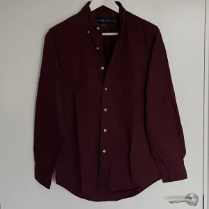 Ralph Lauren Shirt - Ralph Lauren Burgundy Shirt. Size XS. In very good condition without defects. Very comfortable and cool looking. Retail price is around 1400 kr. Write for more questions and dimensions🖤