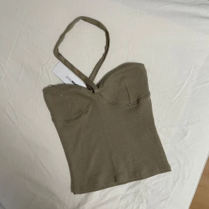 Bandeu top  - Helt ny bandeu top med prislapp 