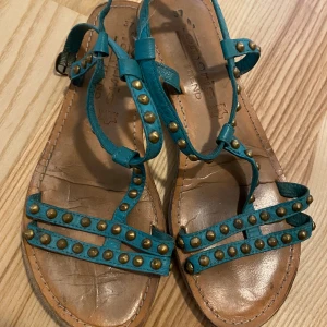 Sandaler  - Välanvända men fortfarande fina! Kolla gärna in mina andra annonser för samfrakt !