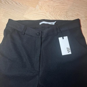 Mid Waits Kostymbyxor  - Säljer dessa helt nya kostymbyxor med prislapp på från lager 157. Säljer dem pågrund av fel storlek. Inga defekter och aldrig använda.