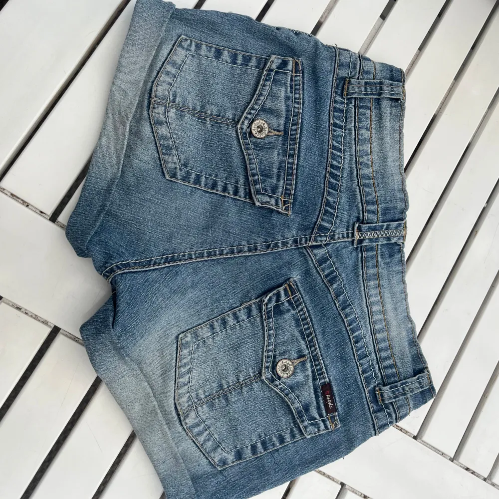 Säljer mina älskade jeansshorts då de har blivit försmå😢i ett toppenskick och syns knappt att den är använd!pris kan diskuteras💗💗är alltid öppen för byten✅. Shorts.