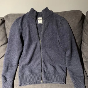 Stickad Zip Hoddie - Det är en Zip hoddie från Dobber och är både skön och snygg, skicket på hoddien är 9/10