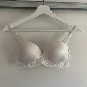 Vit bh - Snygg vit bh med push up. Använd 1 gång då den inte passade.