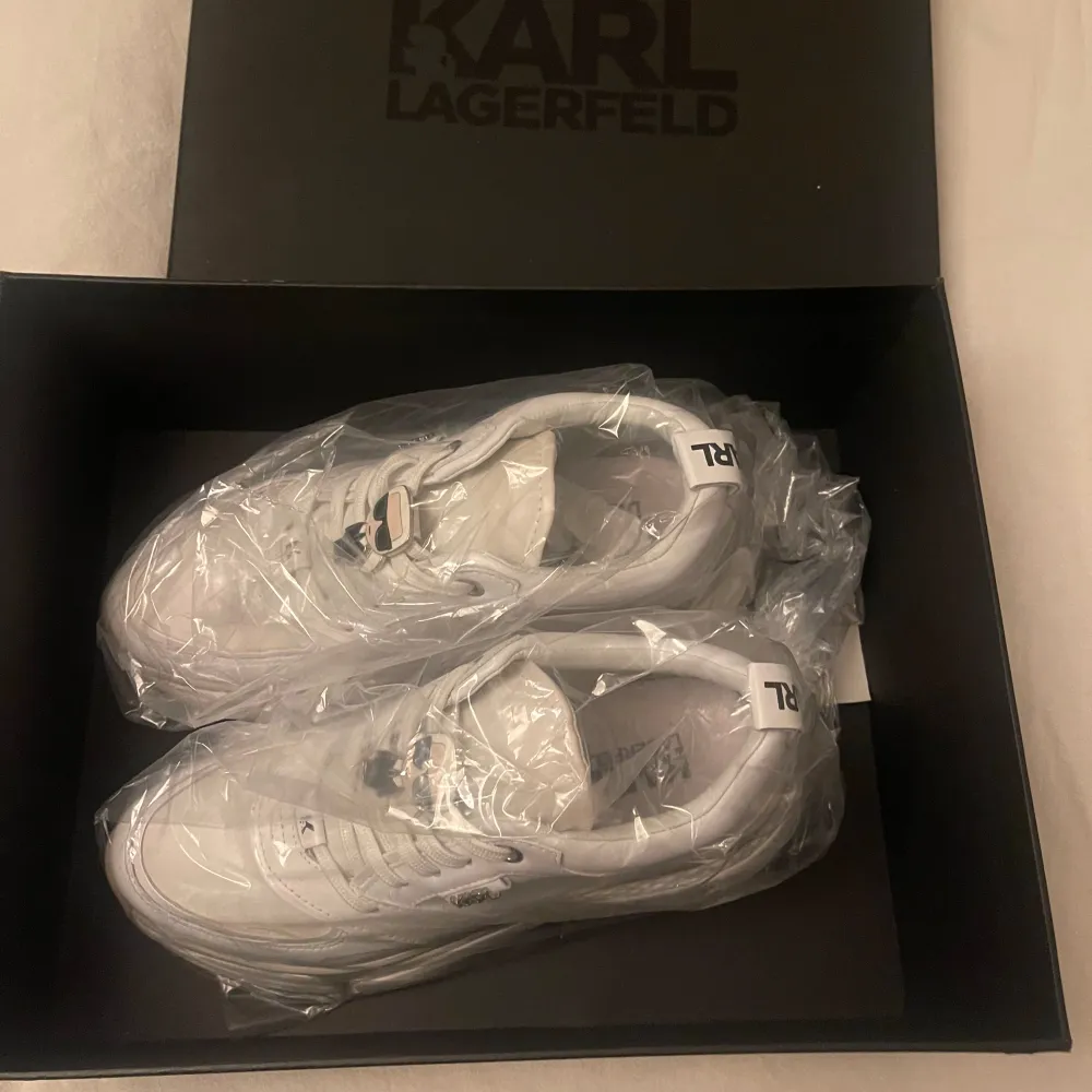 Super härliga chunky Sverkers från Karl Lagerfeld kommer med lyxig dustbag. Använda men superfint skick! Något stora i storleken enligt mig. Nypris köpta i butik för 2399:-. Kengät.