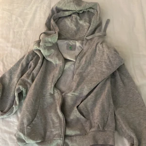 Grå kofta - Grå kofta i storlek M. Påsar även S om man vill ha oversized💕