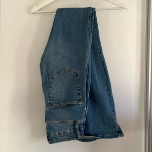 Blåa jeans  - Blåa jeans från Lager 157. Modellen Snake Flare. Använda fåtal gånger. Nypris 300kr.
