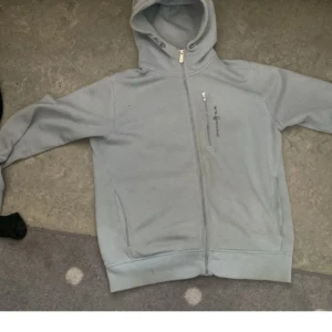 Sail racing zip  -  9/10 den är i bra skick inte använd så mycket den var lite för stor.