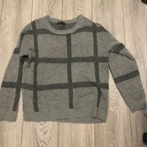 Tröja - En stickad tröja, den stick INTE så den är skön o kunna gå runt med