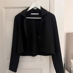 kort kavaj - Kort kavaj från lager 157. Bara använd nån gång💕