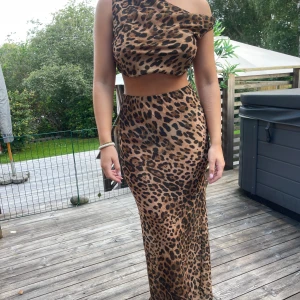 Leopardmönstrad kjol  - Säljer denna leopard kjol ifrån MESHKI. Har endast testat kjolen och prislappen sitter på! Ni kan även köpa toppen och kjolen tillsammans för 1500kr ord pris för båda är 1710kr Stl: S Ord pris på kjolen: 970kr Säljer för: 800