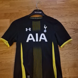 Tottenham Tröja Borta Kit - Skick 8/10 ska sälja denna snygga tottenham tröjan då den ej passar mig längre, Storlek är 158/164. 