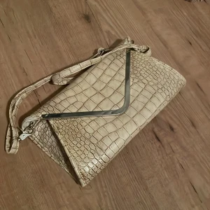 Väska  - Bra skick på en handväska som man kan ändra längd på banden och även ta bort! Lite plastig känsla men inget man tänker på! Leopard insida som är jätte snyggt!