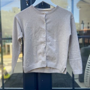 Beige kofta MANGO - Beige/naturfärgad kofta från mango i storlek 140. Mycket fint skick nästan aldrig använd. 