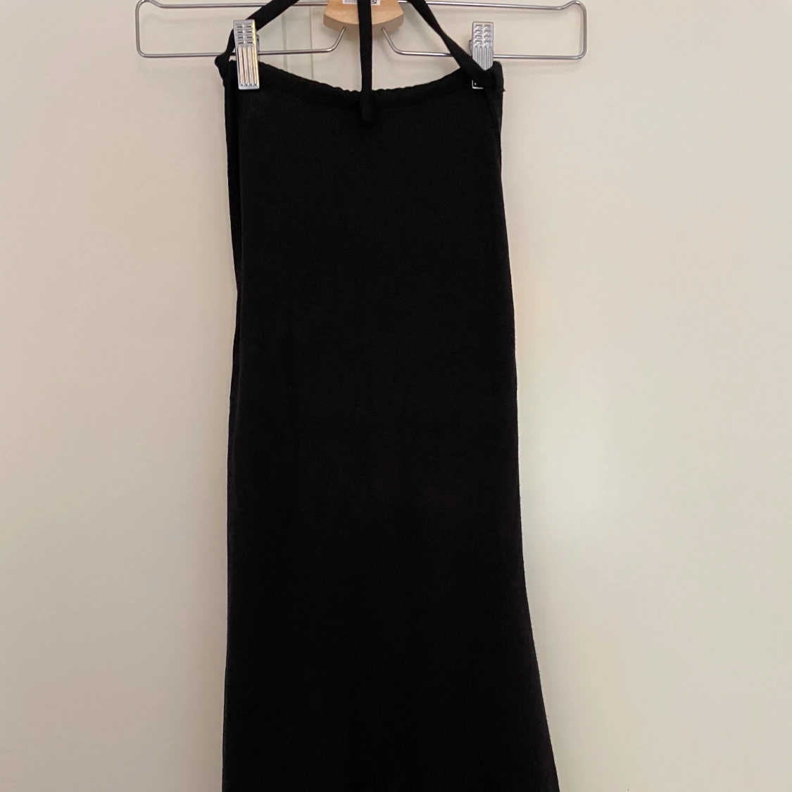 Kort svart klänning med öppen rygg & halterneck - 90