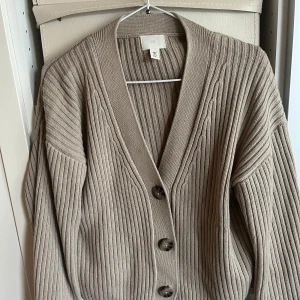 Beiga kofta i storlek s - Beiga kofta med knappar i storlek s. Endast använda ett fåtal gånger.