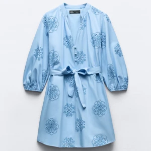 Blå broderad klänning - Blå broderad klänning från zara. Bandet är avtagbart och går att knyta på olika sätt. Armarna har resår i sig. Prislapp kvar, hann inte lämna tillbaka i tid..