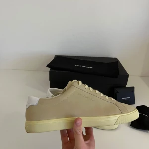 Saint Laurent  - Saint Laurent sko i topp skick! Box, extra snören, dustbag och kort medföljer. 