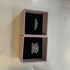 Edblad ringar  - Säljer nu mina två populära ringar från Edblad pågrund av att jag har bytt från silver till guld, jag är öppen för byten mot likadana fast i guld. Den med 3 rader är i storlek xs och den med 1 rad är i storlek M  200kr st