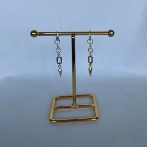 Örhängen  - Finns i guld och silver. Köp för 109kr/st Eller 179kr/ paret. Modell 155 Smyckes ställningen finns även att köpa för 299kr!