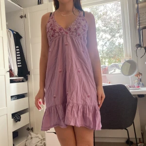 Klänning - Söt klänning med broderi detaljer 