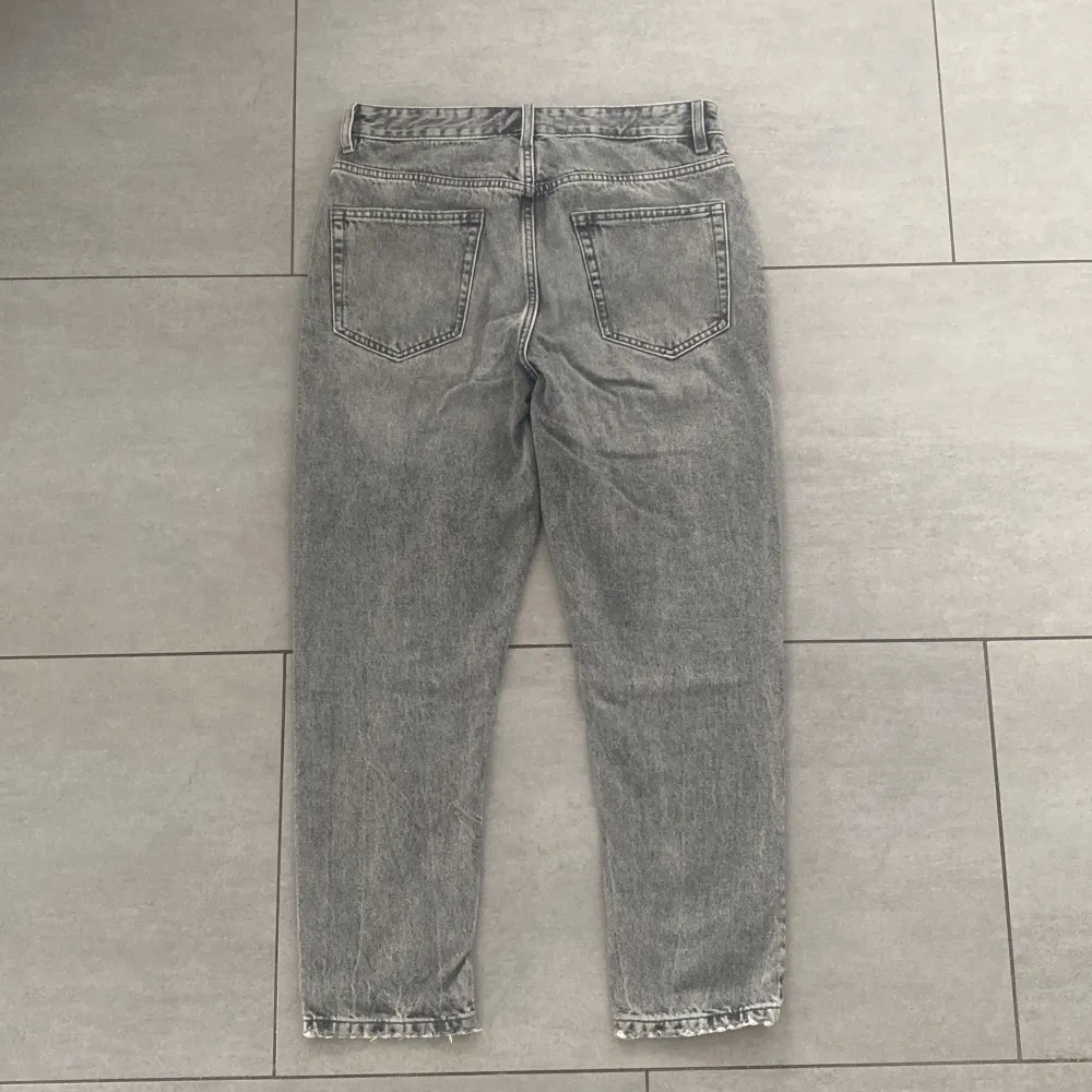 Sjukt fina gråa jeans från Zara, inget fel på  dem är i utmärkt skick. Skriv gärna om ni är intresserade. . Jeans & Byxor.